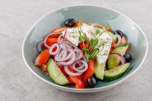 griechisch Salat auf ein Stein Hintergrund Studio Essen Foto 3