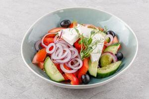 griechisch Salat auf ein Stein Hintergrund Studio Essen Foto 1