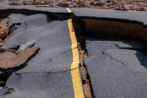 Straße Erosion verursacht durch Wellen foto