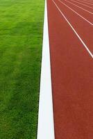 das Gras und Laufband im das Stadion. foto