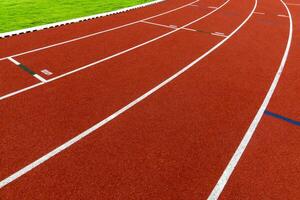 rot Laufband beim das Stadion foto