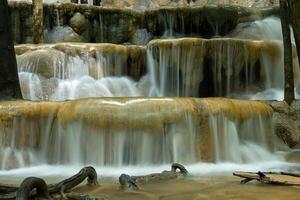 Kalkstein Wasserfall im das Herbst foto