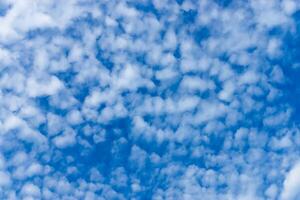 weiße Wolke am Himmel foto