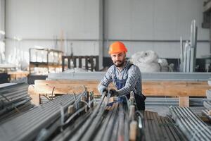 Fabrik Arbeiter Maße das Metall Profil foto