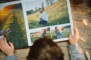 Luxus hölzern Foto Buch auf natürlich Hintergrund. Familie Erinnerungen Fotobuch. speichern Ihre Sommer- Ferien Erinnerungen.