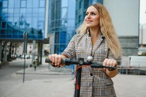 Porträt von ein jung Frau mit Elektro Roller foto