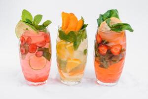 Glas von kalt Obst Getränke Sammlung isoliert auf Weiß Hintergrund foto