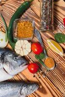 roh Dorado und Forelle Fisch mit Gewürze Kochen auf Schneiden Tafel. frisch Fisch Dorado foto