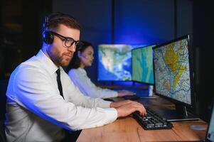 Center von Versand Wartung. Porträt von heiter Frau und Mann Arbeiten über Headset Mikrofon während Sitzung auf Navigation Regler Tafel foto