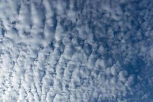 weiße Wolke am Himmel foto