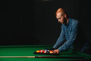 spielen Billard- - - Nahansicht Schuss von ein Mann spielen Billard- foto