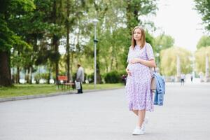 schwanger Frau ruhen im das Park foto