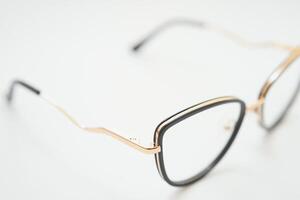 weiblich Brille Makro Detail Über ein Weiß Hintergrund. horizontal foto