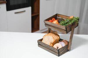 Kunst hölzern Teller zum Speicherung Brot oder Gemüse im das Küche foto