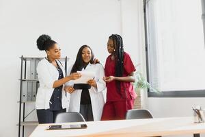 afrikanisch medizinisch Team. vielfältig Gruppe von medizinisch Pflege Anbieter foto