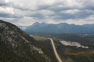 Antenne Aussicht von Transkanada Autobahn in der Nähe von Banff. foto