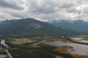 Antenne Aussicht von das Bogen Fluss und Zinnober Seen in der Nähe von Banff. foto