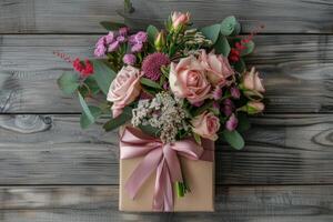 ai generiert Geschenk Box gebunden mit Band und ein Strauß von Blumen auf hölzern Hintergrund. generativ ai foto