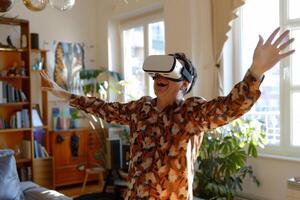 ai generiert froh Mann im virtuell Wirklichkeit Brille Tanzen wann spielen Video Spiel beim heim. generativ ai foto