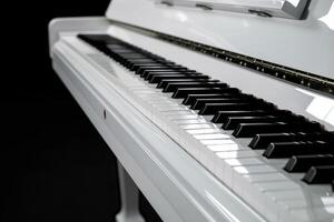 ai generiert Weiß Klavier auf schwarz Hintergrund. generativ ai foto