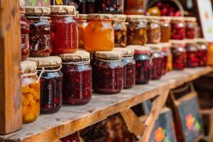 ai generiert Gläser von hausgemacht Marmeladen und Saucen beim ein lokal Landwirte Markt. generativ ai foto