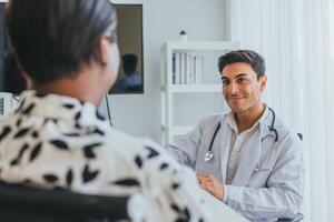 Ärzte sich unterhalten mit Patienten zu Anfragen Über Krankheiten zum Behandlung beim das Krankenhaus foto