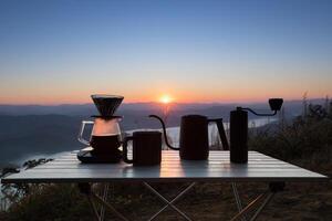 Eintauchen Kaffee einstellen auf Berg Hintergrund foto