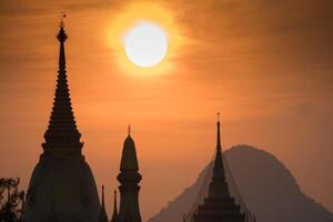 Tempel unter Sonnenuntergang foto