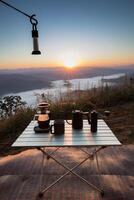 Eintauchen Kaffee einstellen auf Berg Hintergrund foto