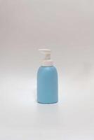 Shampoo Blau kosmetisch Flasche Attrappe, Lehrmodell, Simulation auf Weiß Hintergrund Haar Produkt foto