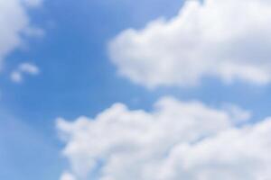 verschwommen friedlich natürlich Blau Himmel Wolken Landschaft Hintergrund foto