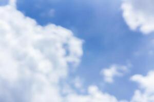 verschwommen friedlich natürlich Blau Himmel Wolken Landschaft Hintergrund foto