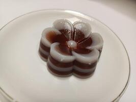 Foto von blumenförmig Schokolade Schicht Kuchen