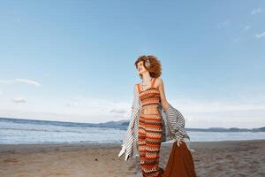 Sommer- Gelassenheit. ein froh lächelnd Frau entspannend auf ein Strand Decke, genießen das Freiheit von foto