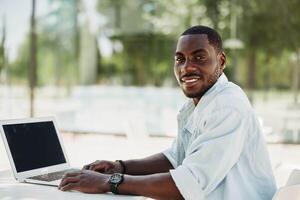 modern Männer Geschäftsmann Computer männlich Laptop Fachmann Sitzung Technologie Geschäft ethnische Zugehörigkeit jung foto