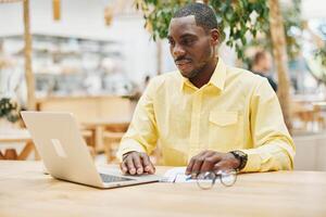 Computer Person Technologie männlich Büro Sitzung Arbeiten suchen Männer Porträt Job Erwachsene Geschäftsmann foto