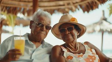 ai generiert glücklich Alten Paar genießen tropisch Strand Urlaub, halten erfrischend Getränke unter ein Stroh Hütte foto