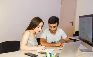 Person Arbeiten im Büro, Person beim das Arbeit foto