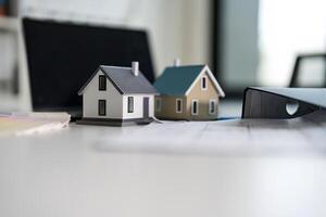 echt Nachlass Planung Konzept mit Miniatur Häuser foto
