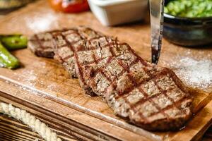 Steak Sein Schnitt auf Schneiden Tafel foto