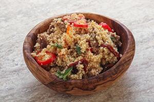 Arabisches Couscous mit Fleisch und Tomate foto