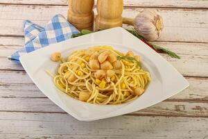 lecker Pasta mit Jakobsmuschel Meeresfrüchte foto