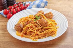 Spaghetti mit Hackbällchen in Tomatensoße foto