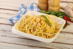 lecker Pasta mit Jakobsmuschel Meeresfrüchte foto