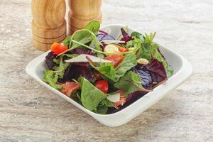 Salat mit Lachs, Mais und Tomate mischen foto