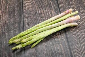 roh Grün ungekocht Spargel sprießen foto