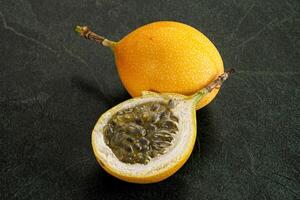 Gelb Granadilla mit Schnitt Hälfte foto