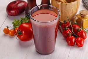 frisch Tomate Saft im das Glas foto