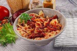 Pasta farfalle mit trocken Tomate foto