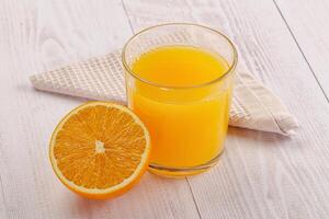 Süss frisch Orange Saft im das Glas foto